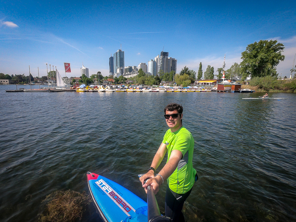 SUP-Tour auf der Alten Donau in Wien mit der Skyline der Donauinsel (Foto: T. Pfannkuch)