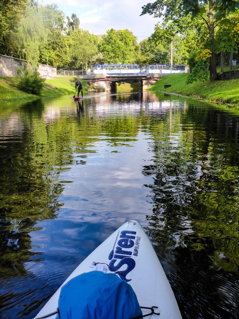 Sightseeing mit dem SUP durch den Stadtkanal