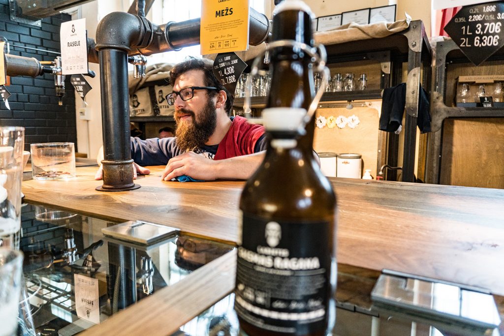 Regionales Bier gibt es im Stehausschank der Labietis-Brauerei im Zentralmarkt